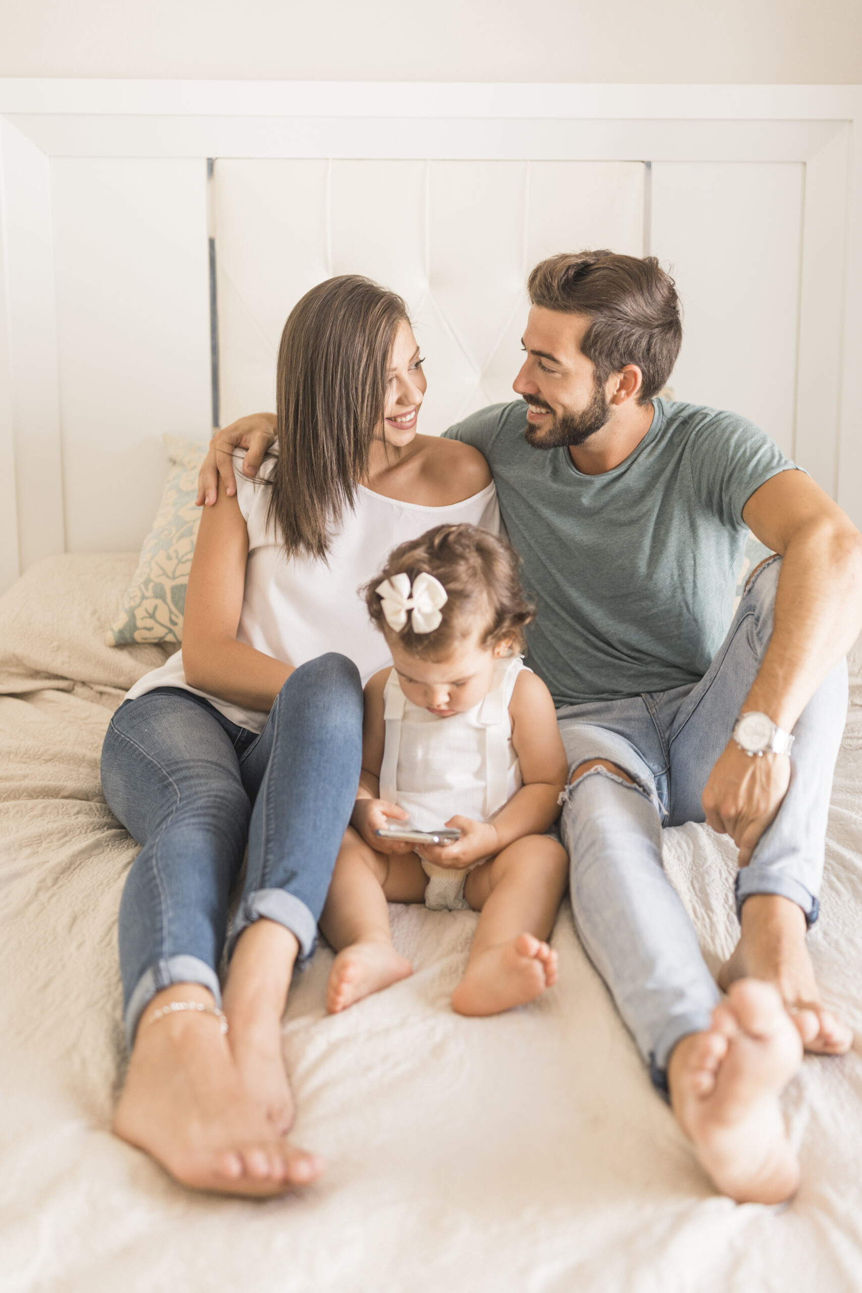 Pareja Feliz con Hija